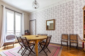 Dining - Vintage Violet, by Veeve (Paris)
