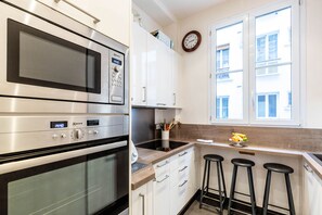 Kühlschrank, Mikrowelle, Ofen, Herdplatte