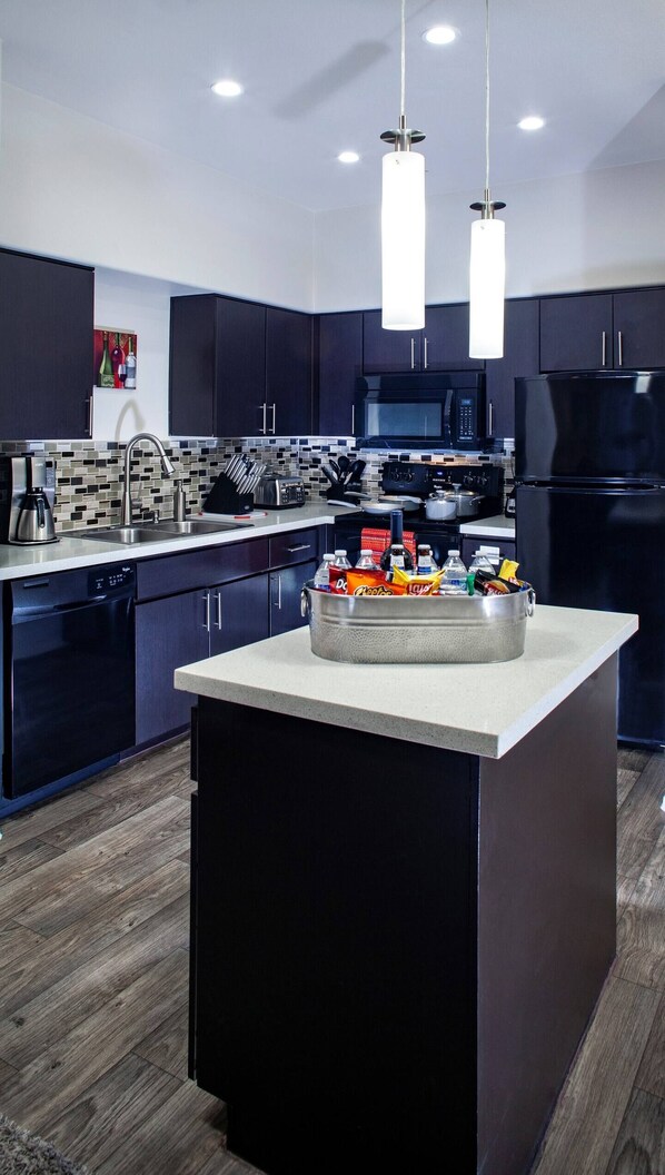 Kjøleskap, mikrobølgeovn, ovn og kokeplater