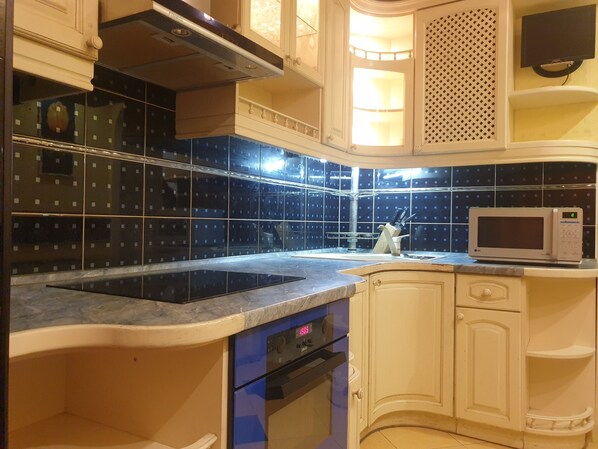 Réfrigérateur, micro-ondes, four, bouilloire électrique