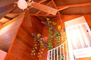 Casa na árvore conforto | Roupas de cama premium, edredons de pluma, individualmente mobiliados