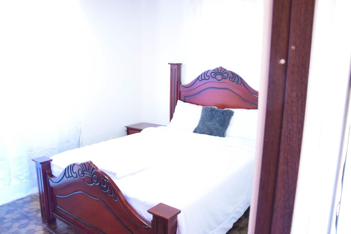 Appartement, terrasse | Literie de qualité, couette en duvet, rideaux d’obscurcissement