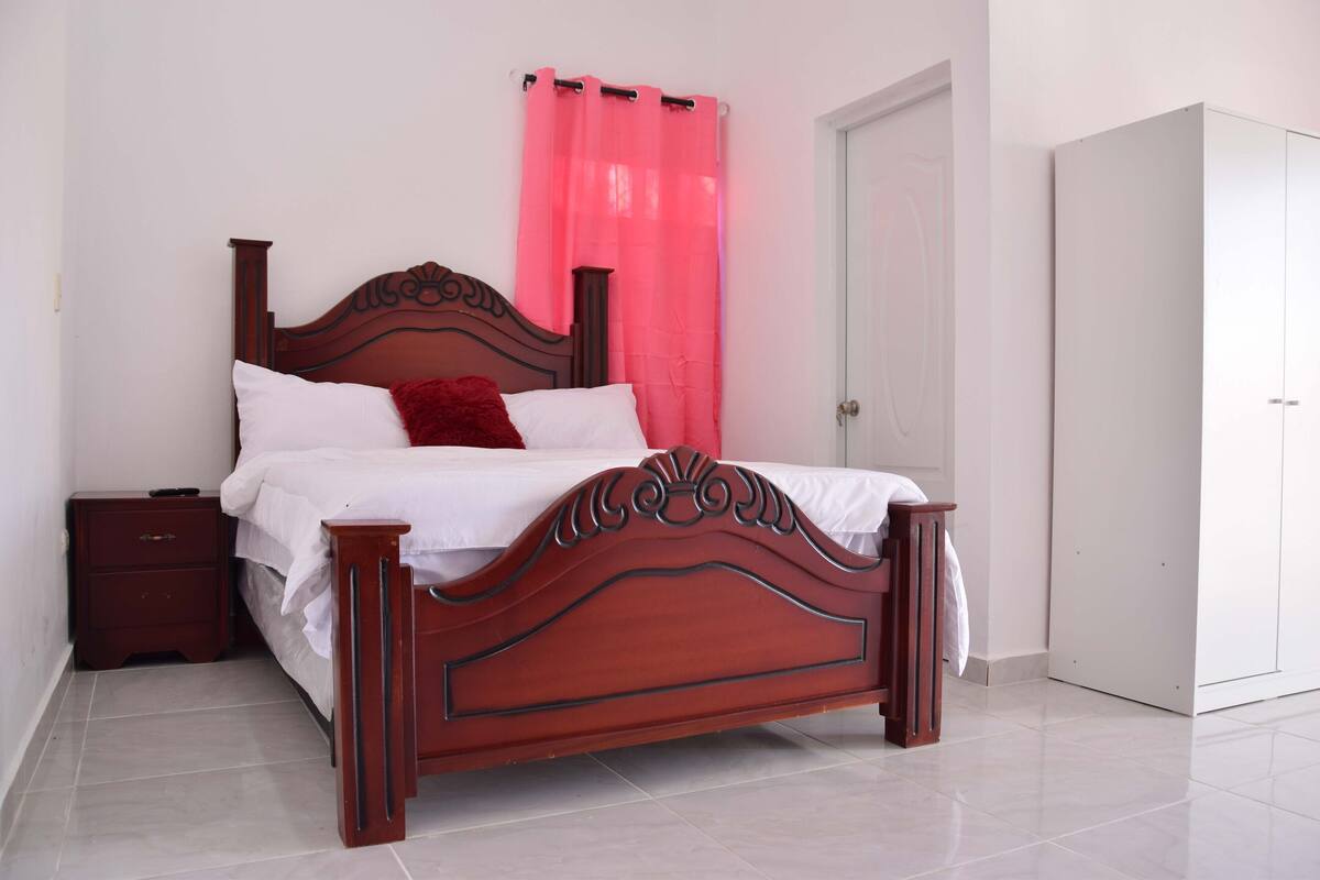 Literie de qualité, couette en duvet, rideaux d’obscurcissement