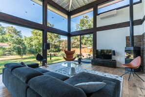Smart TV, fireplace, DVD player, table tennis