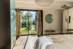 4 slaapkamers, een bureau, een strijkplank/strijkijzer, reisbedje