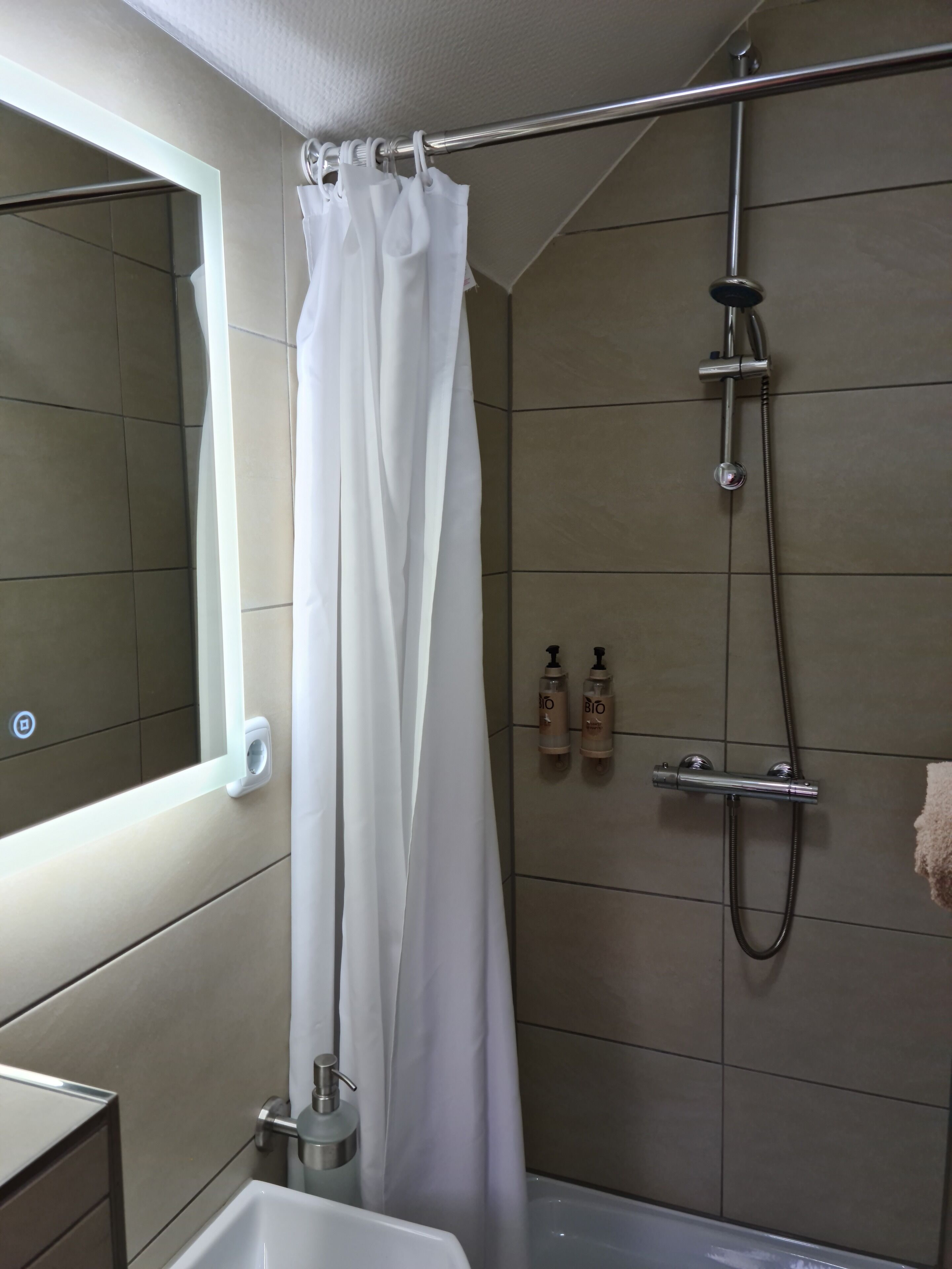 Haartrockner, Handtücher, Seife, Shampoo
