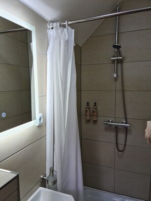 Een haardroger, handdoeken, zeep, shampoo