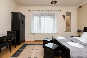 2 عدّة غرف نوم ومكواة/لوح كي وواي فاي وملاءات أسرّة