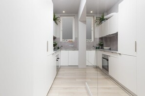 Fridge, oven, stovetop, dishwasher