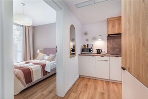 1 slaapkamer, een bureau, een strijkplank/strijkijzer, wifi