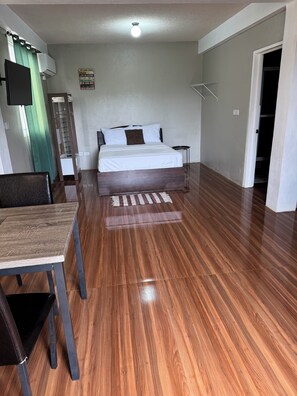 1 bedroom, desk, free WiFi, bed sheets - MJay's Studio (Paix Bouche)