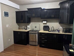 Réfrigérateur, un four, surface de cuisson, bouilloire électrique