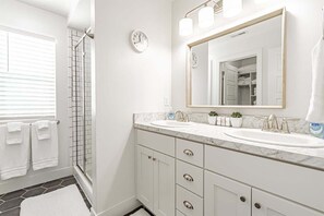Combined shower/bathtub, hair dryer, towels