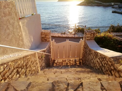 Sea Rose Apartment - Less than 2 minutes away from ALL amenities