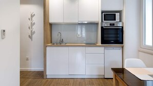 A compact kitchen with a microwave, oven, and sink. - Dominus, Modernly Decorated Suite in City Center (Split)
