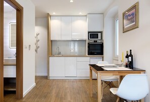 Appartement Confort | Coin séjour | Télévision à écran plat de 40 pouces avec chaînes par câble, télévision