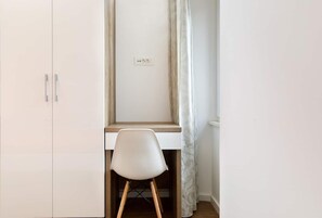 Leilighet – comfort | 1 soverom, safe på rommet, skrivebord og skrivebord for bærbar PC
