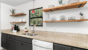 冰箱、微波炉、烤箱、炉灶