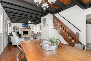 Interior - Kirsche Haus | Full Kitchen | Fire-Pit | Yard Games | Children Welcome (Fredericksburg)