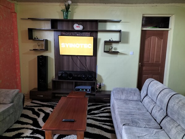 Smart TV - Romantic Spanish villa w/hot tub — 5 min from the bus stop (kikuyu)
