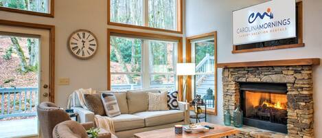 Smart TV, chimenea, libros y oficina