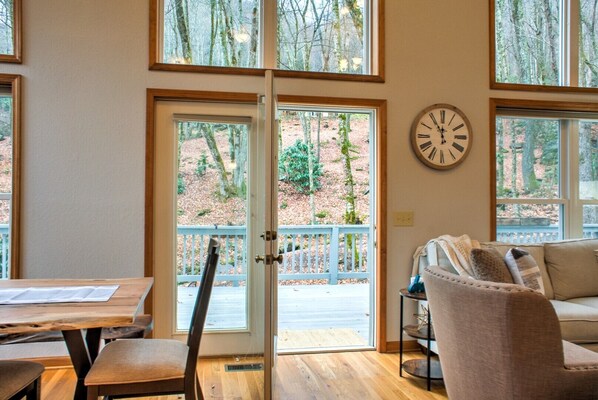 Smart TV, fireplace, books, offices