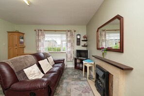Living area - Relaxing peaceful bungalow 10 miles from Dungarvan (Dungarvan)