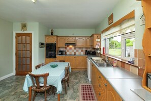 Private kitchen - Relaxing peaceful bungalow 10 miles from Dungarvan (Dungarvan)