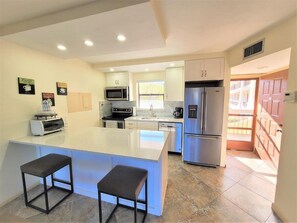 Kjøleskap, mikrobølgeovn, ovn og oppvaskmaskin