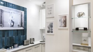 コーヒー / ティーメーカー、冷蔵庫、電子レンジ、オーブン