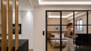 A modern bedroom with a bed, a TV, and a sliding door leading to a balcony. - VACATELLA - LES PINS ENSOLEILLÉS / Contemporary apartment with sea view (Sainte-Maxime)
