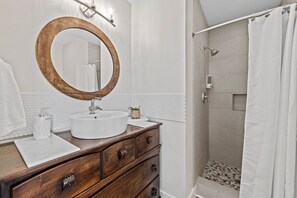 Combined shower/bathtub, hair dryer, towels, soap - Private Coastal Haven - 2nd Row, Spectacular views (Emerald Isle)
