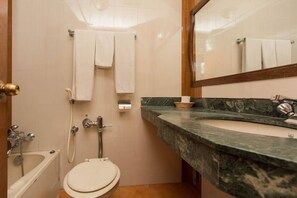 Shower, rainfall showerhead, free toiletries, bathrobes