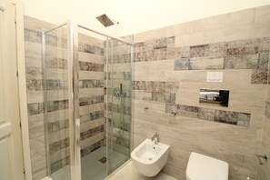 Badewanne, Haartrockner, Bidet, Handtücher