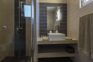 تجهيزات دش، مجففات شعر، مناشف، صابون