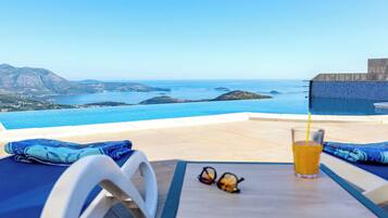 Piscina all'aperto, una piscina riscaldata