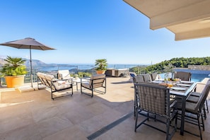 تناول الطعام بالخارج