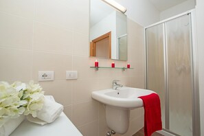 Doccia, asciugacapelli, bidet, asciugamani