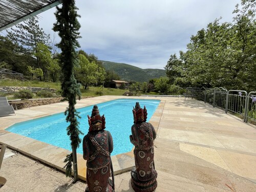 House with private swimming pool and jacuzzi at the foot of Ventoux