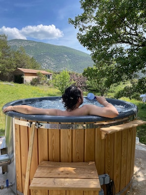 Outdoor spa tub