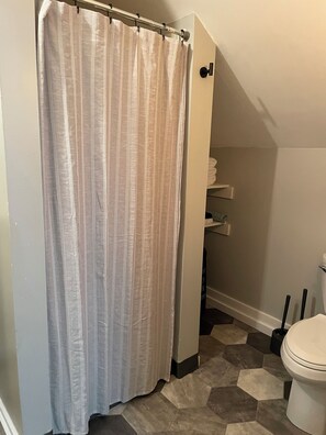 Dusche, Haartrockner, Handtücher, Seife