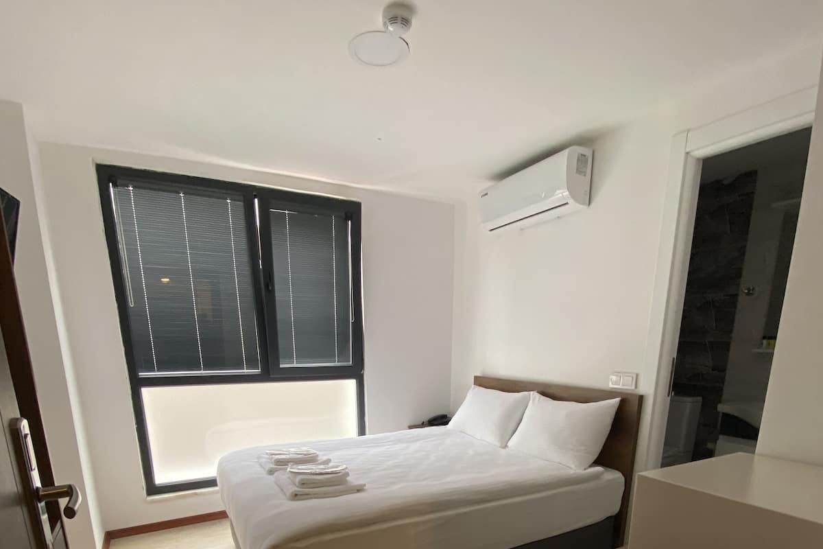 Habitación Deluxe | Minibar y ropa de cama