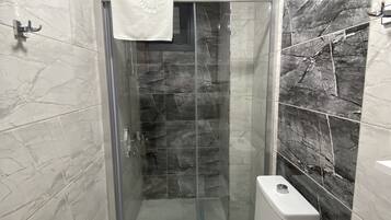 Deluxe Room | Bathroom | Shower, hair dryer, slippers, towels
