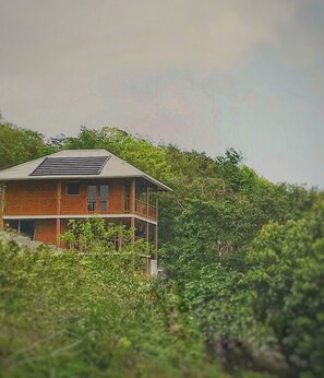 Exterior - Cosy off grid cabin 15 minutes from beautiful beaches (Portland Parish)