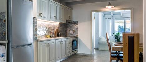 Fridge, oven, stovetop, electric kettle
