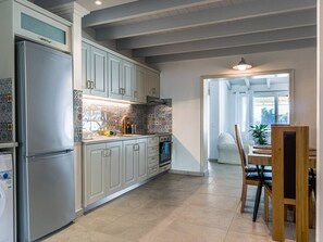 Fridge, oven, stovetop, electric kettle