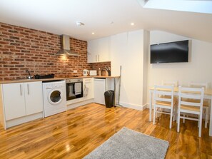 Frigorifero, microonde, forno, pentole/stoviglie/utensili