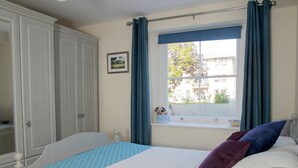 1 bedroom, laptop workspace, bed sheets - Pass the Keys Beautiful Basement Flat. Walk2town/beach/ferry (Ryde)