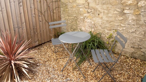 Outdoor dining - Pass the Keys Beautiful Basement Flat. Walk2town/beach/ferry (Ryde)