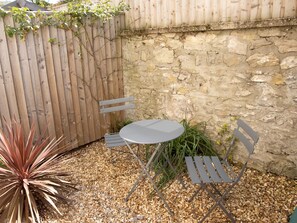 Outdoor dining - Pass the Keys Beautiful Basement Flat. Walk2town/beach/ferry (Ryde)